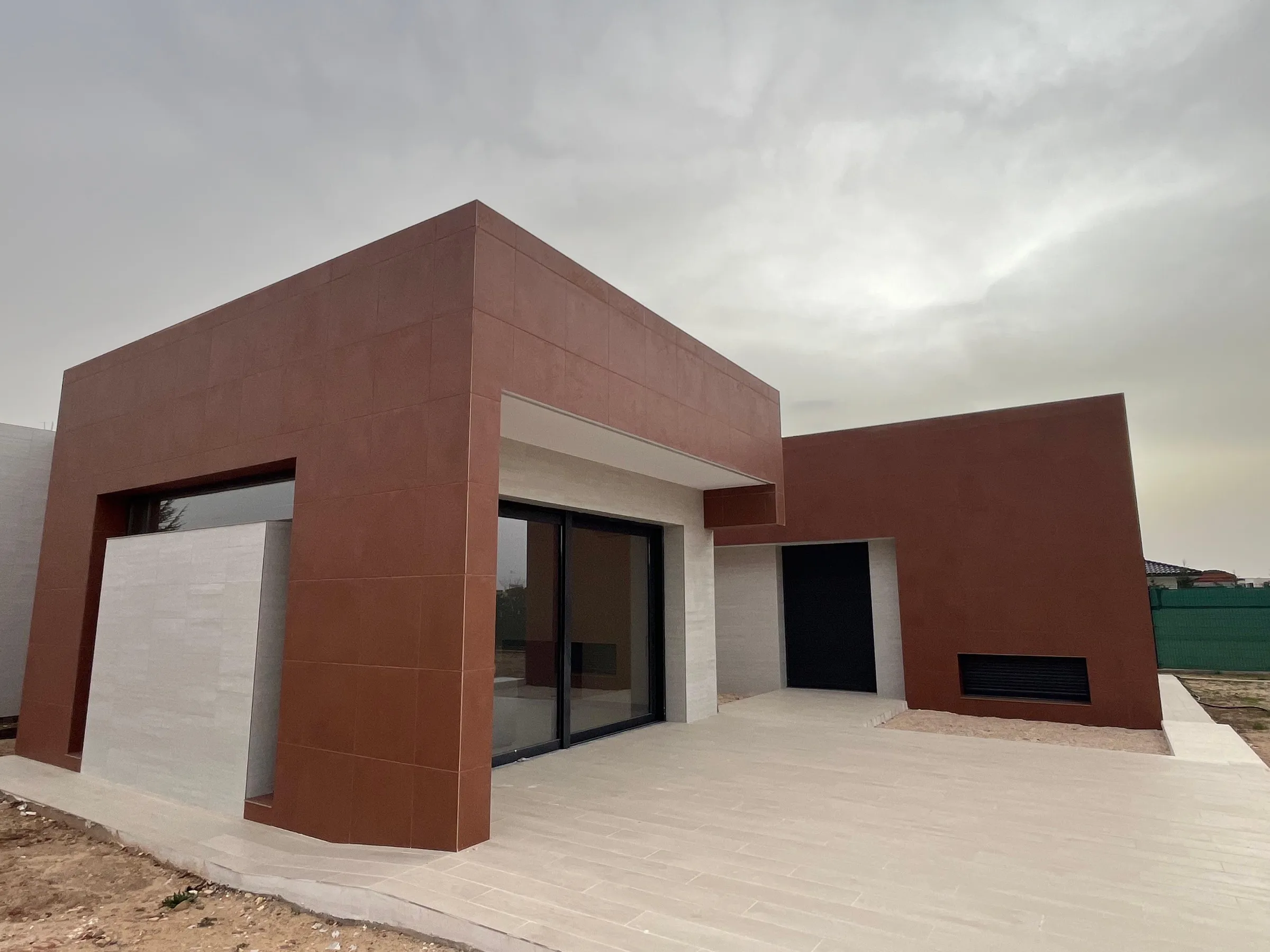 Vivienda unifamiliar en Laguna de Duero, revestida en porcelánico terracota